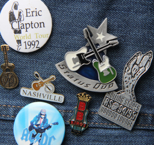 Pins auf Jeans von BB King, Eric Clapton, Status Quo, Nashville, Stones, AcDC